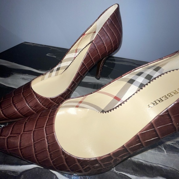 BURBERRY NWT Brown Croc Leather Pumps - Picture 3 of 12